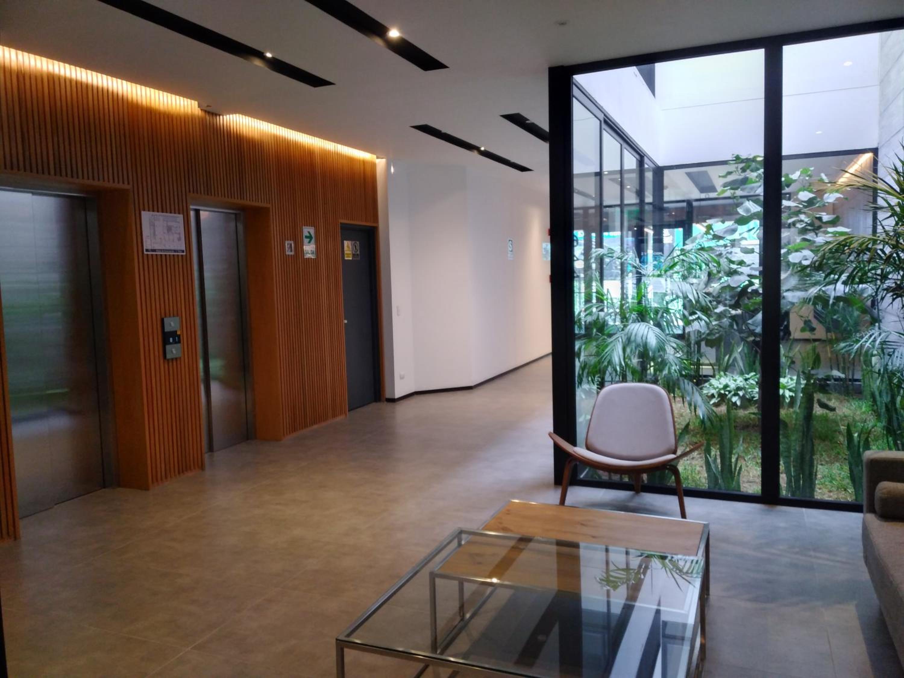 Increible Apartamento con estacionamiento, en el centro de Miraflores view 3