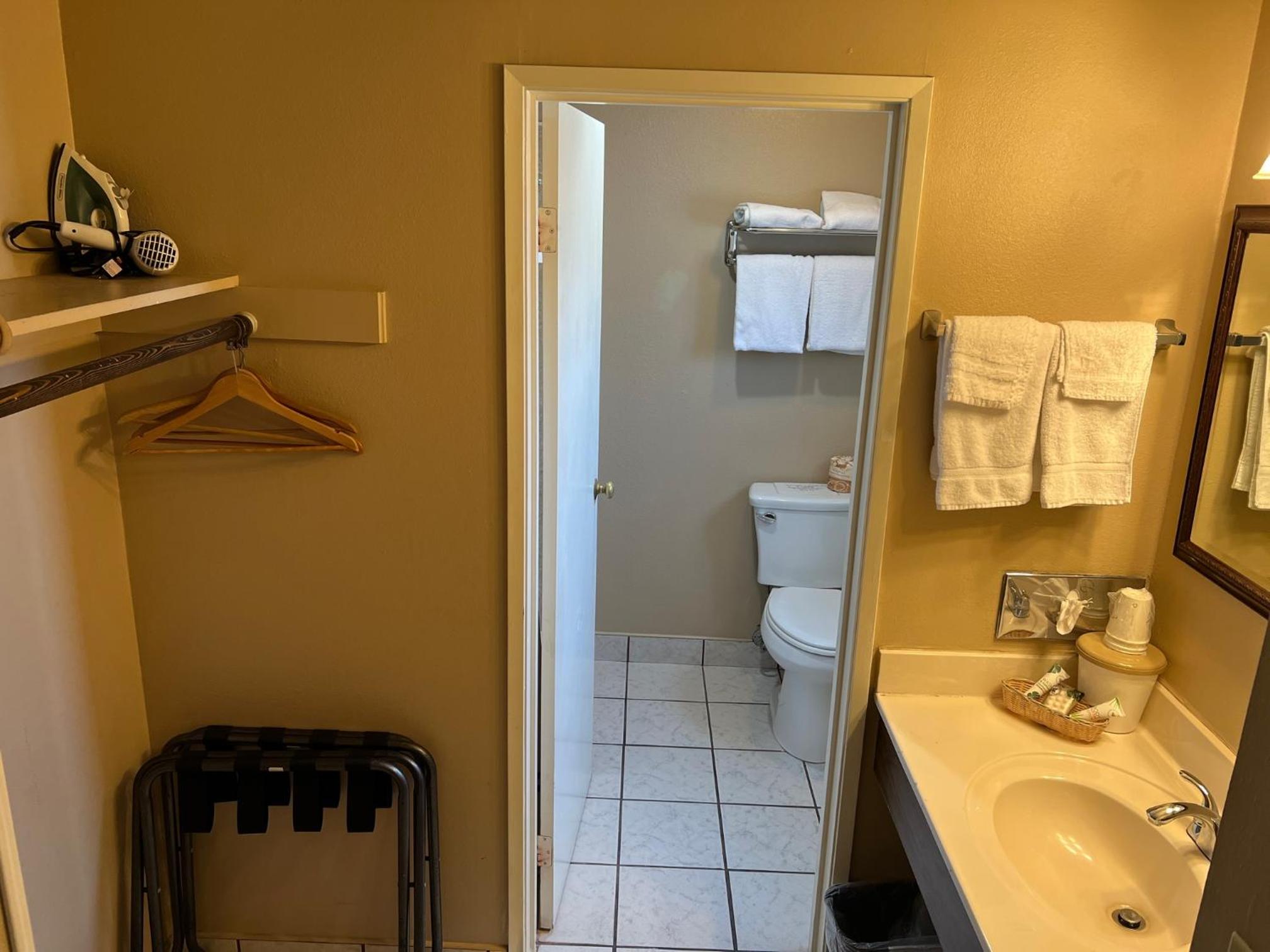 Visalia Vacations - Lamp Liter Inn - Property Image 6