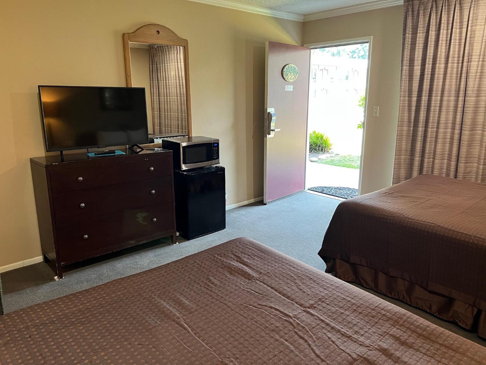 Visalia Vacations - Lamp Liter Inn - Property Image 8