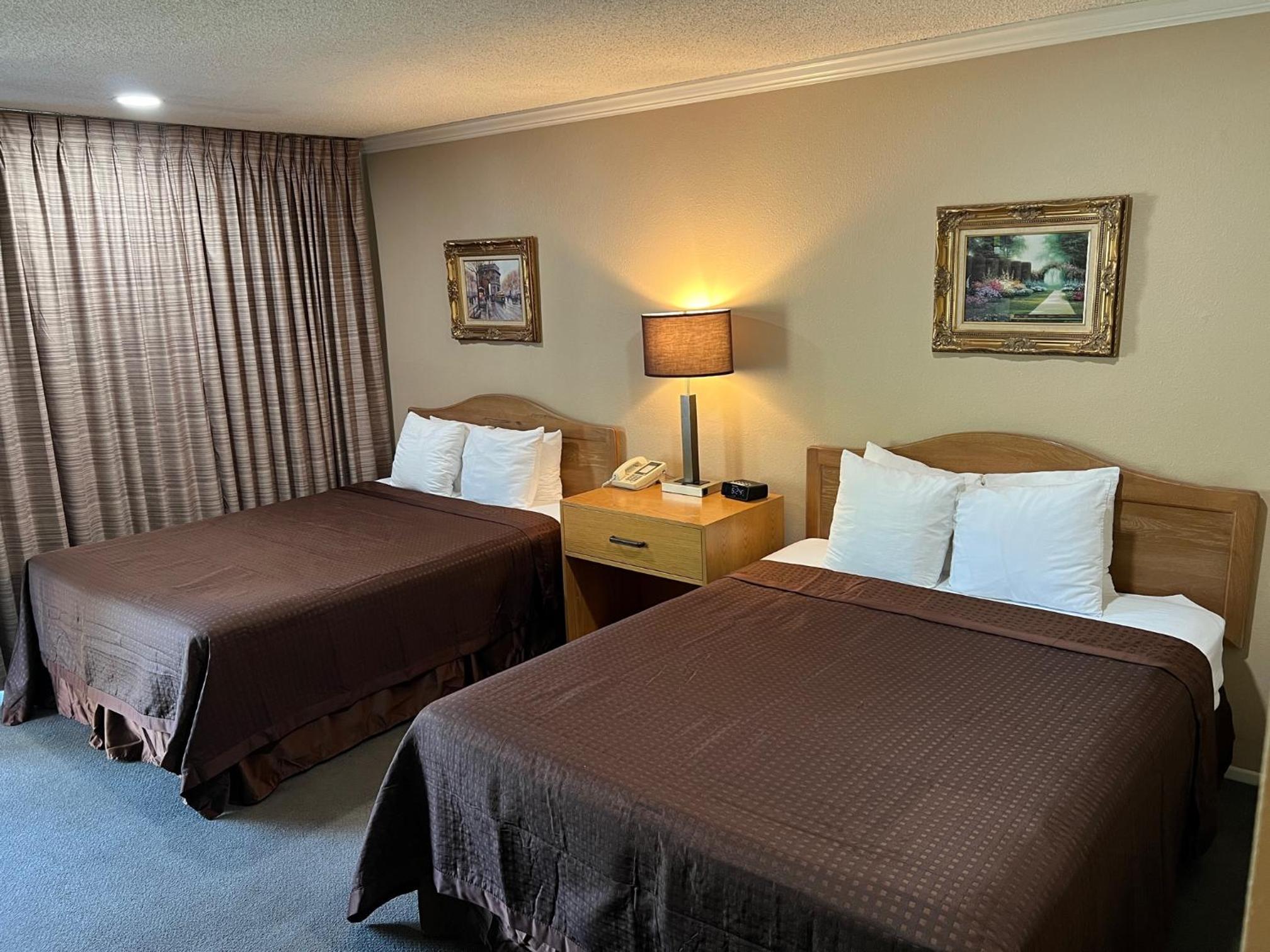 Visalia Vacations - Lamp Liter Inn - Property Image 1