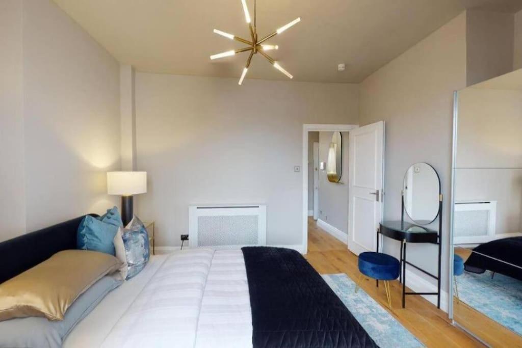 Gorgeous Hyde Park Home with Lift-Elevator Access & Nice View