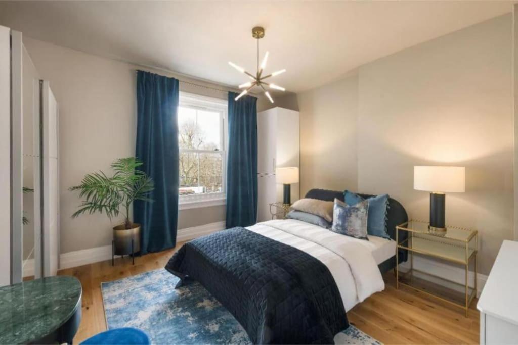 Gorgeous Hyde Park Home with Lift-Elevator Access & Nice View