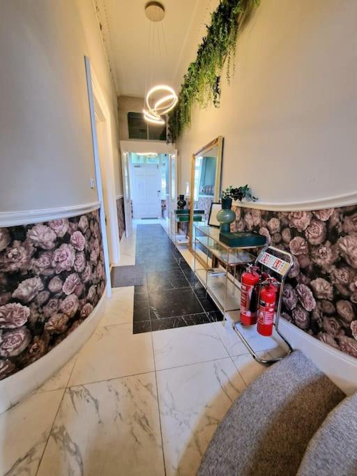Gorgeous Hyde Park Home with Lift-Elevator Access & Nice View