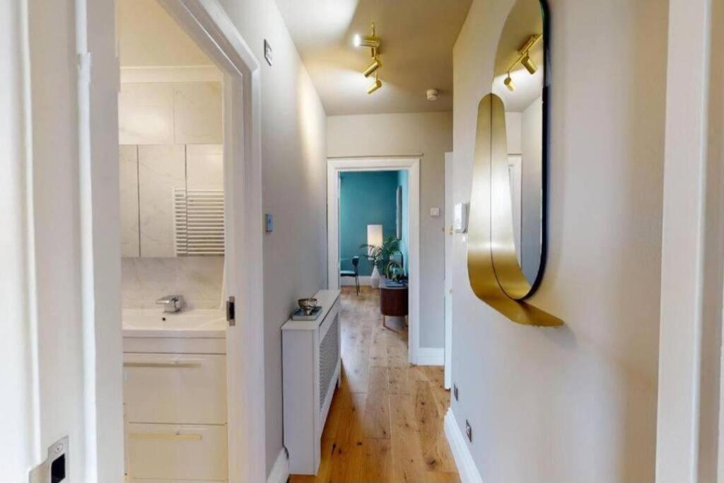 Gorgeous Hyde Park Home with Lift-Elevator Access & Nice View
