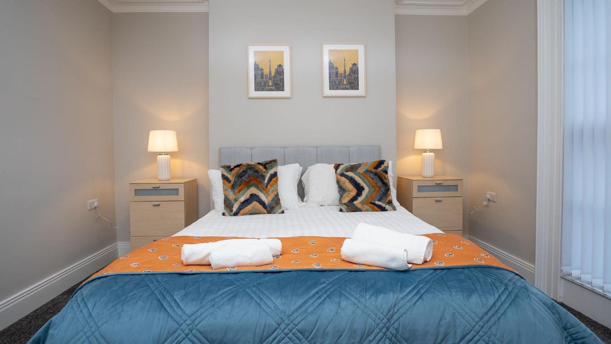 Queens Large 2 BDR & 1 BDR Apartments by Belfast City Breaks view 2