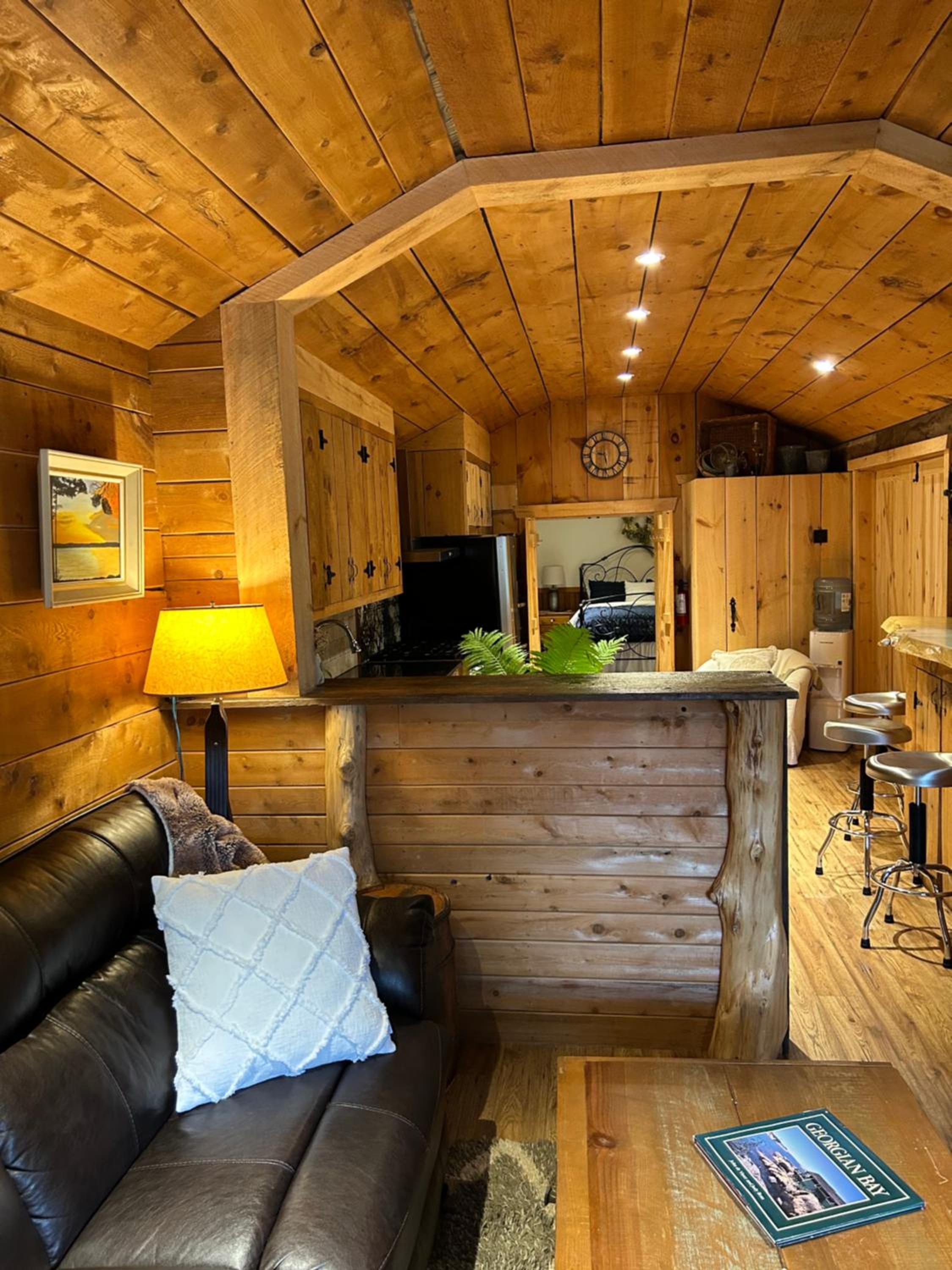 Cozy Guest House close to Wasaga Beach & Blue Mtn