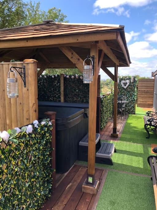 Couple’s Lodge With Hot Tub view 3