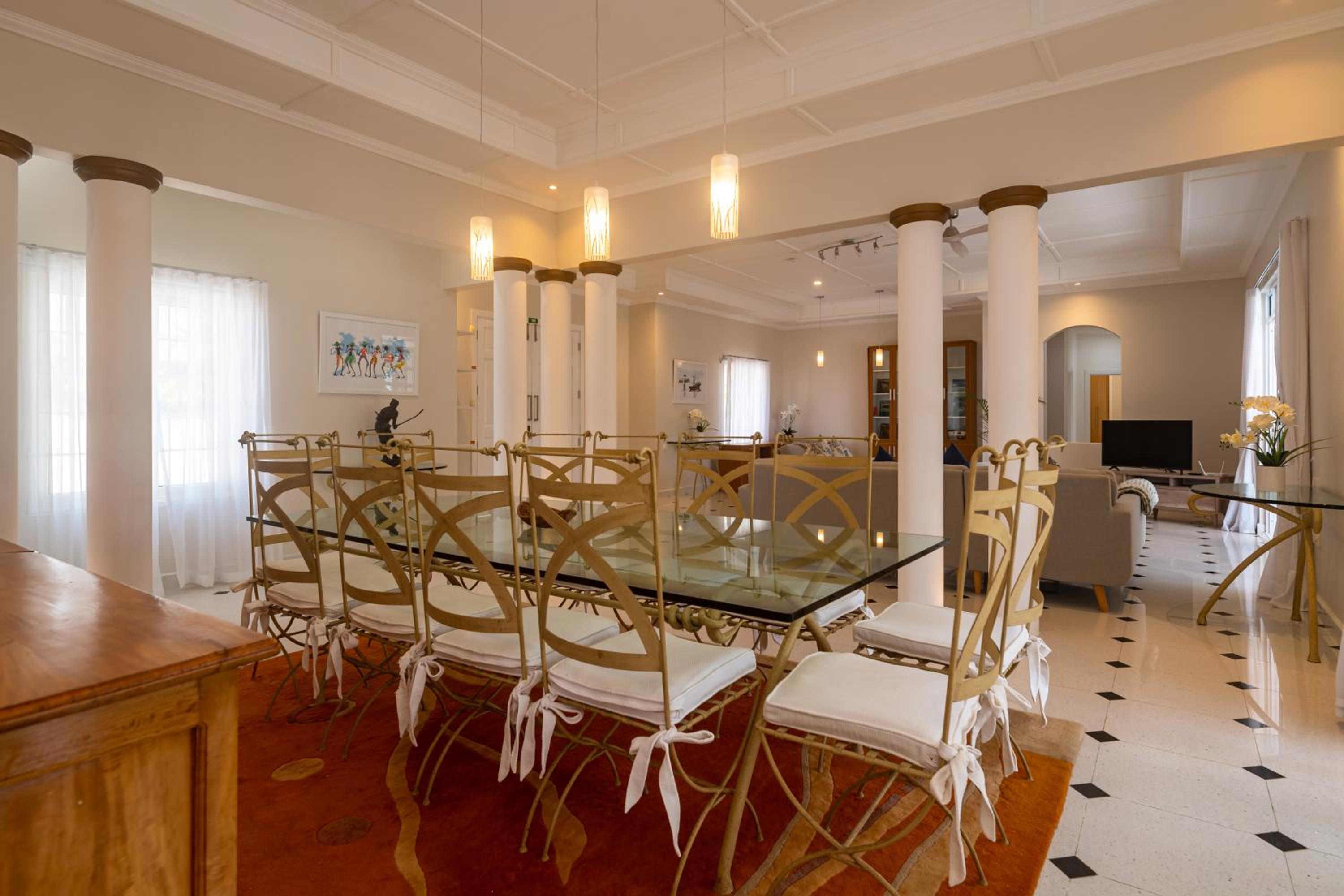 2 Bed Villa - Sleeps 4 - Pets - Pool - Garden