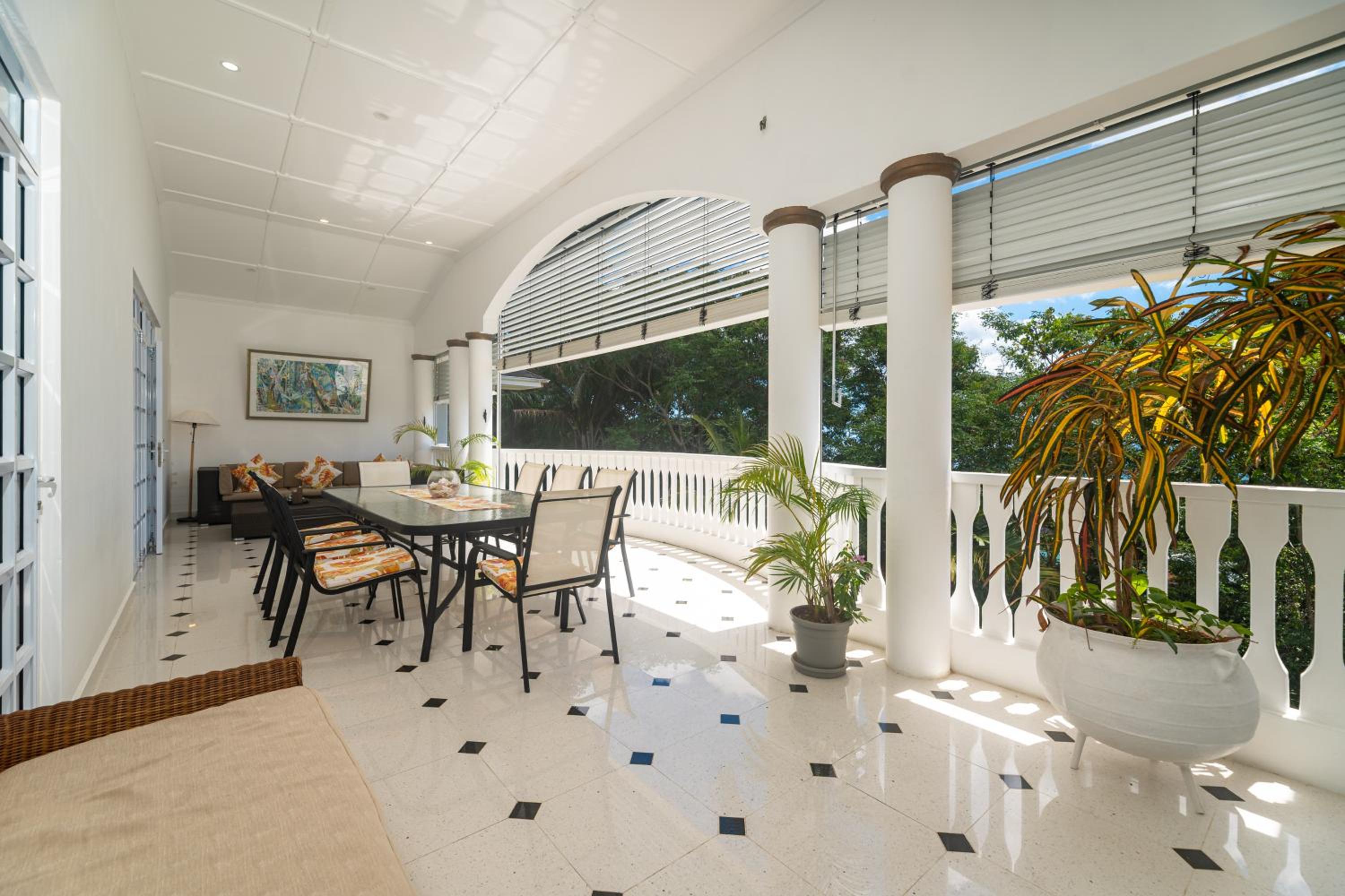 2 Bed Villa - Sleeps 4 - Pets - Pool - Garden