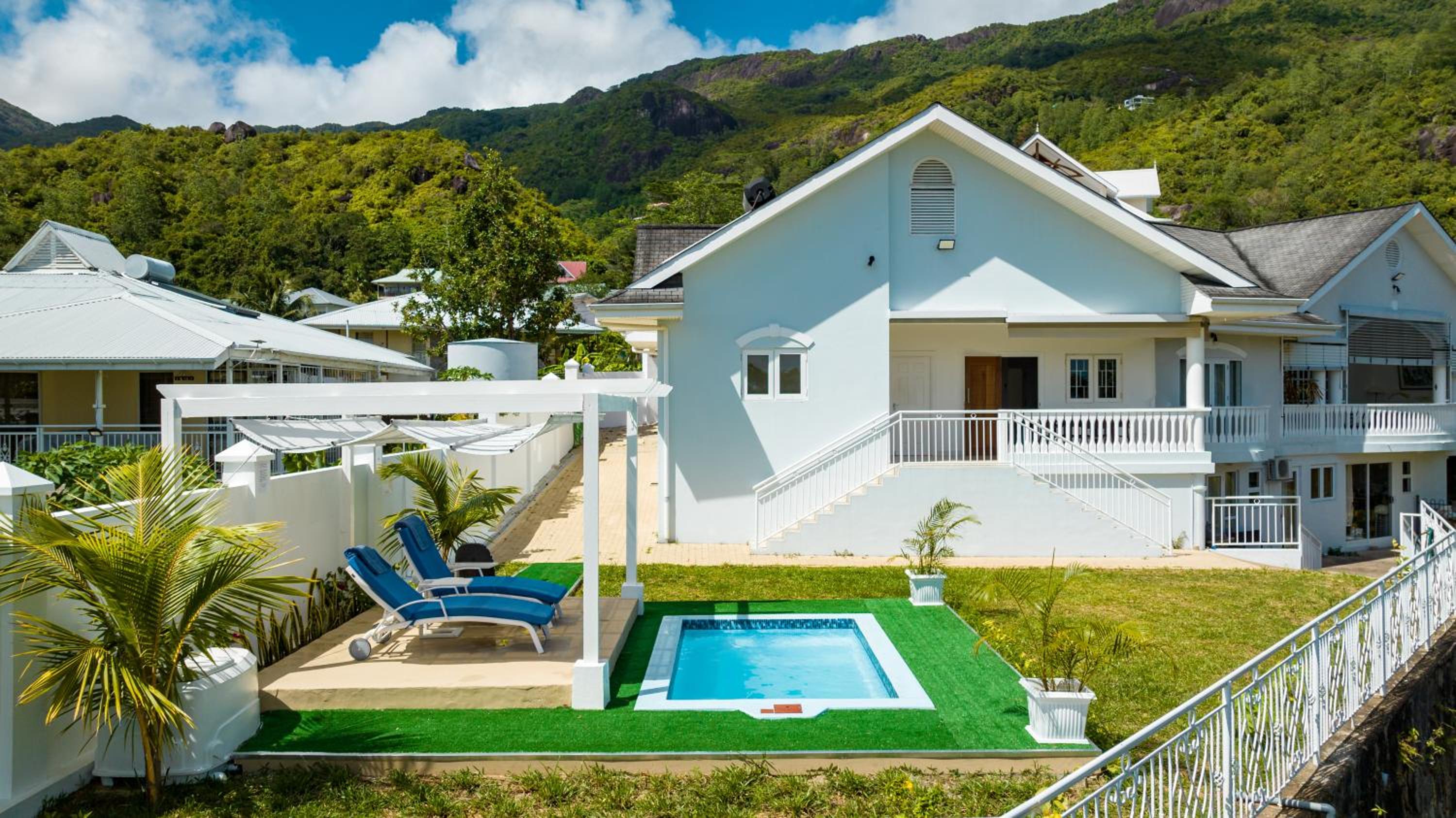 2 Bed Villa - Sleeps 4 - Pets - Pool - Garden