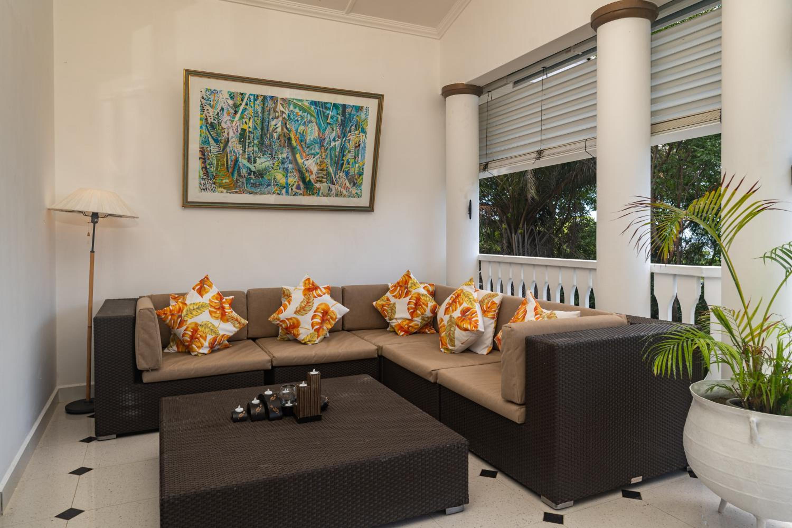 2 Bed Villa - Sleeps 4 - Pets - Pool - Garden
