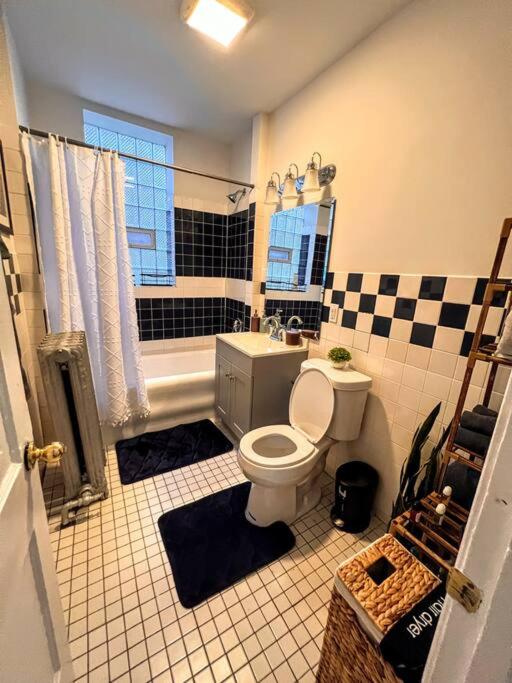 Modern Vintage 2BR Walkable To Dining & Lakefront view 3