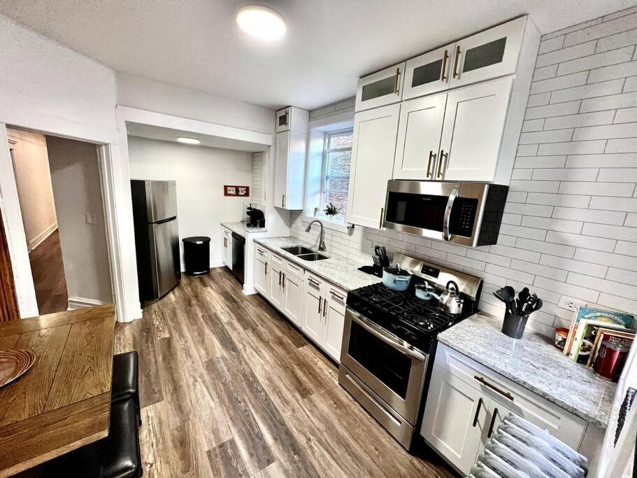 Modern Vintage 2BR Walkable To Dining & Lakefront view 2