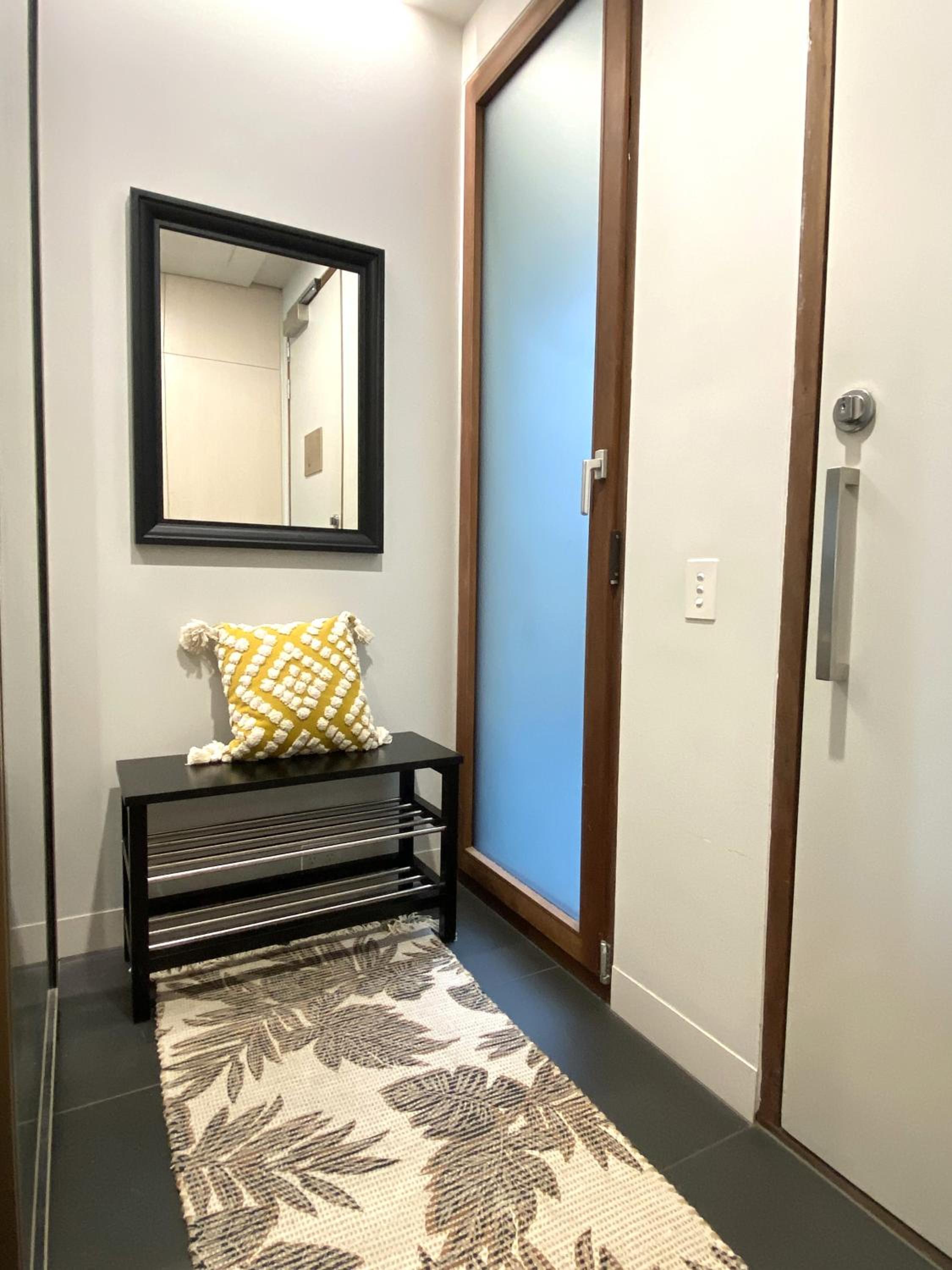 Stylish Central Lake View Apartment - free parking