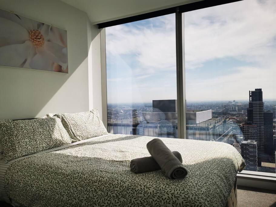 Brand New 2BR Apt at Mel CBD