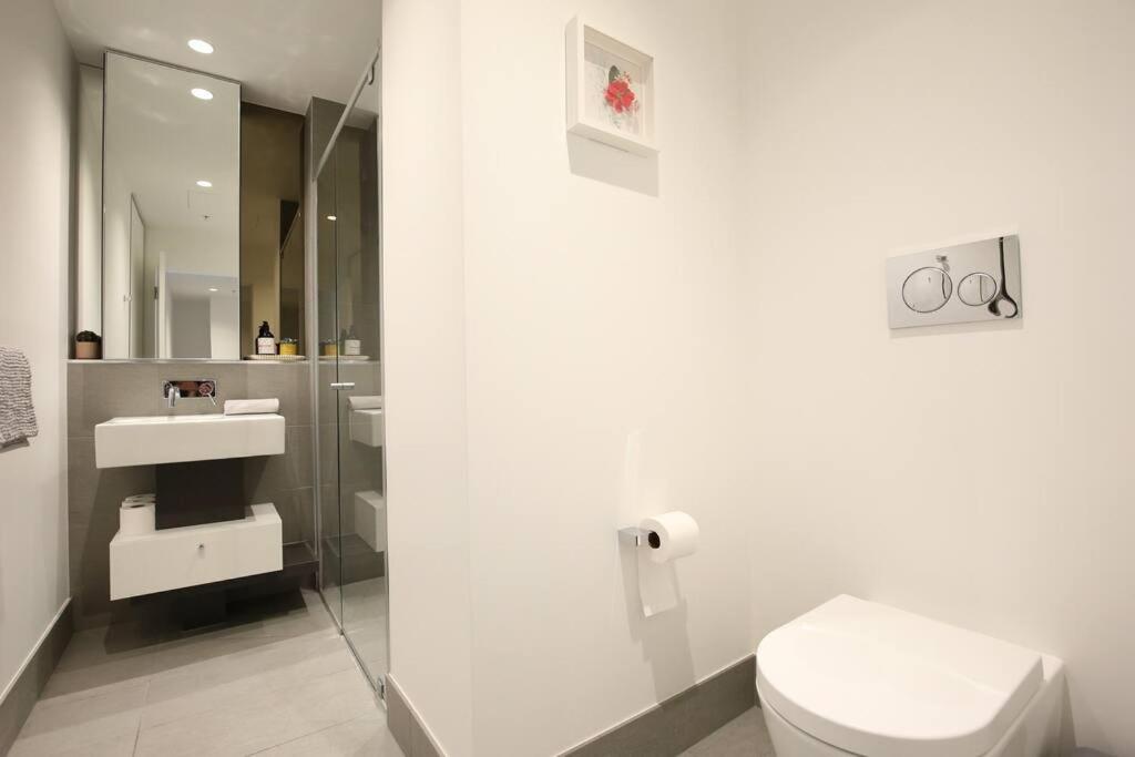 Brand New 2BR Apt at Mel CBD