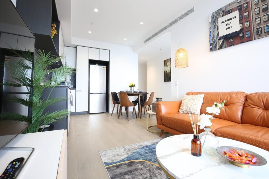 Brand New 2BR Apt at Mel CBD