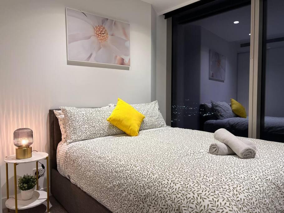 Brand New 2BR Apt at Mel CBD