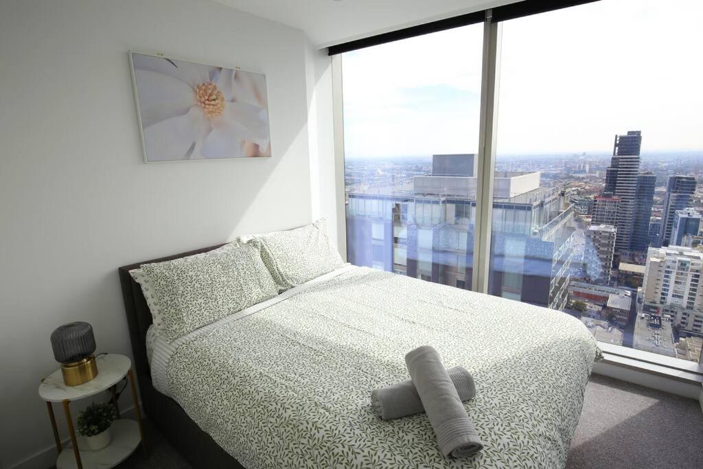 Brand New 2BR Apt at Mel CBD