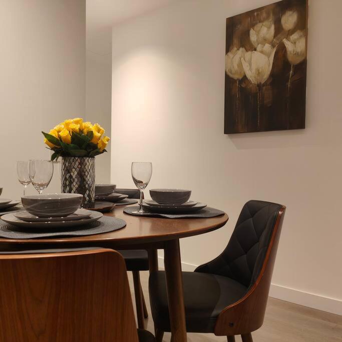 Brand New 2BR Apt at Mel CBD