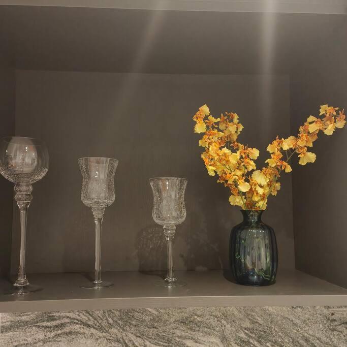 Brand New 2BR Apt at Mel CBD