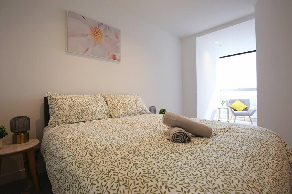 Brand New 2BR Apt at Mel CBD