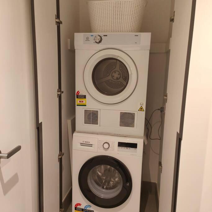 Brand New 2BR Apt at Mel CBD