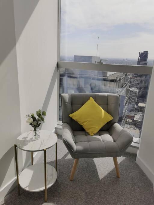 Brand New 2BR Apt at Mel CBD