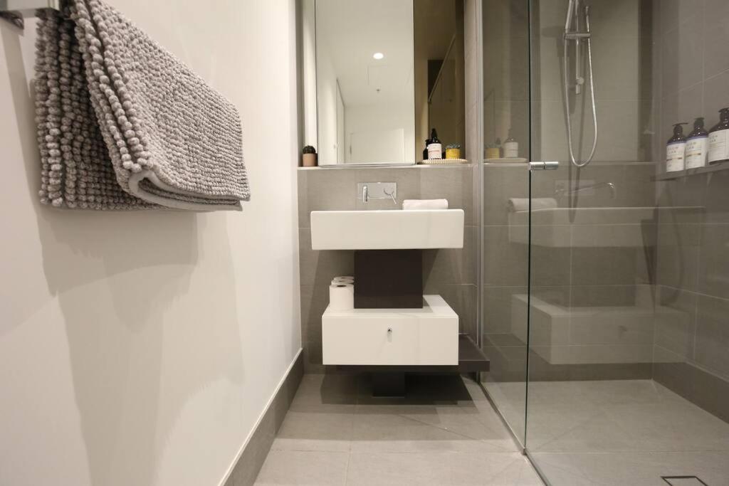 Brand New 2BR Apt at Mel CBD