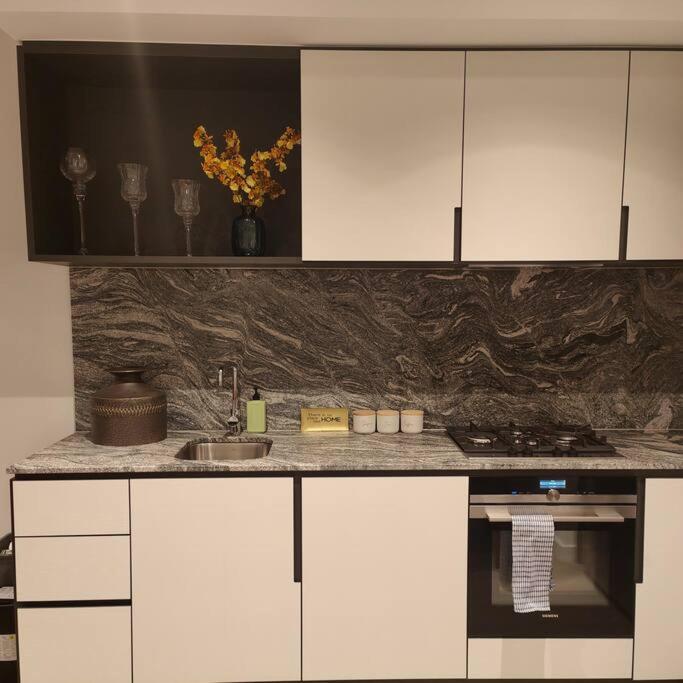 Brand New 2BR Apt at Mel CBD