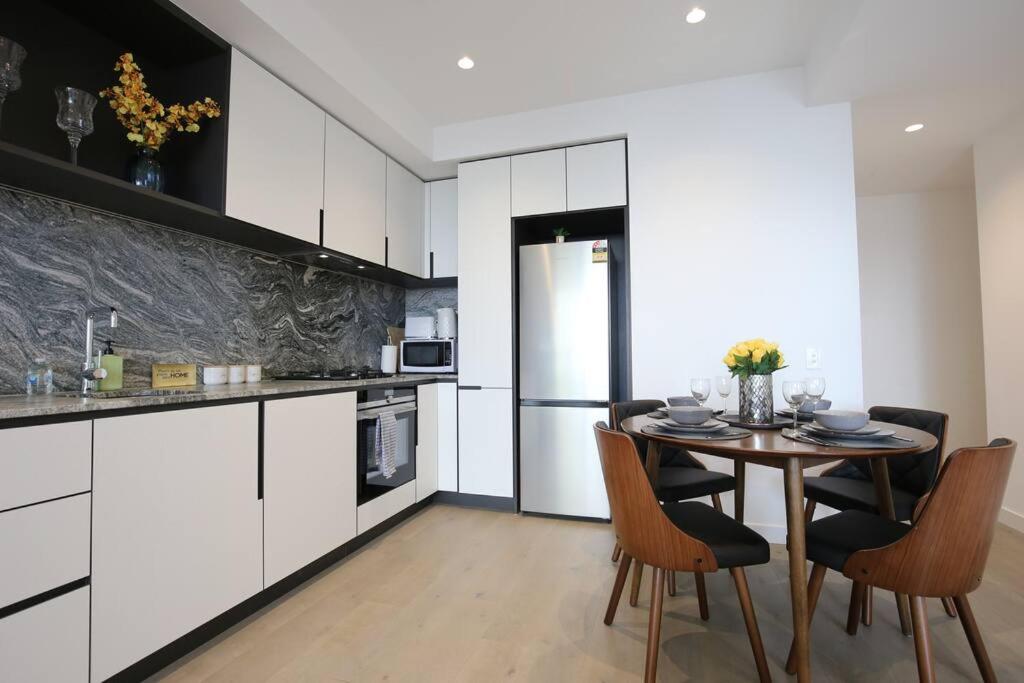 Brand New 2BR Apt at Mel CBD