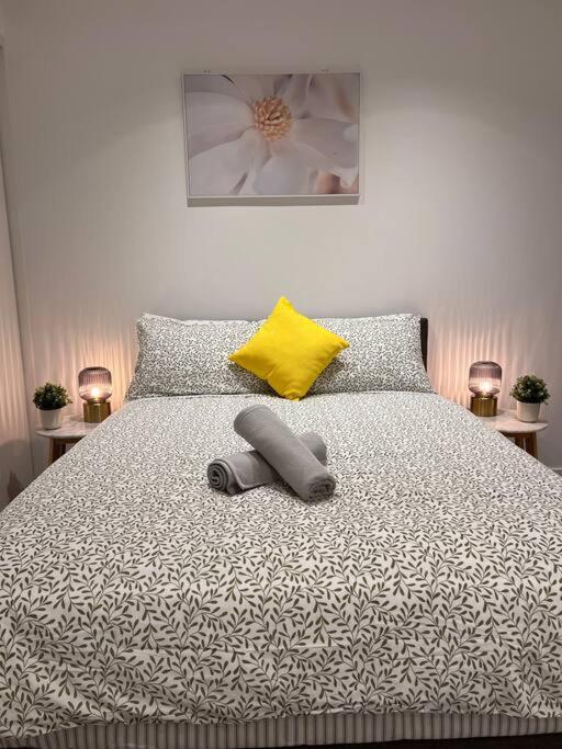 Brand New 2BR Apt at Mel CBD