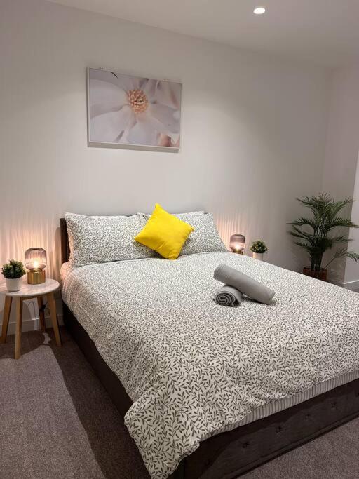 Brand New 2BR Apt at Mel CBD