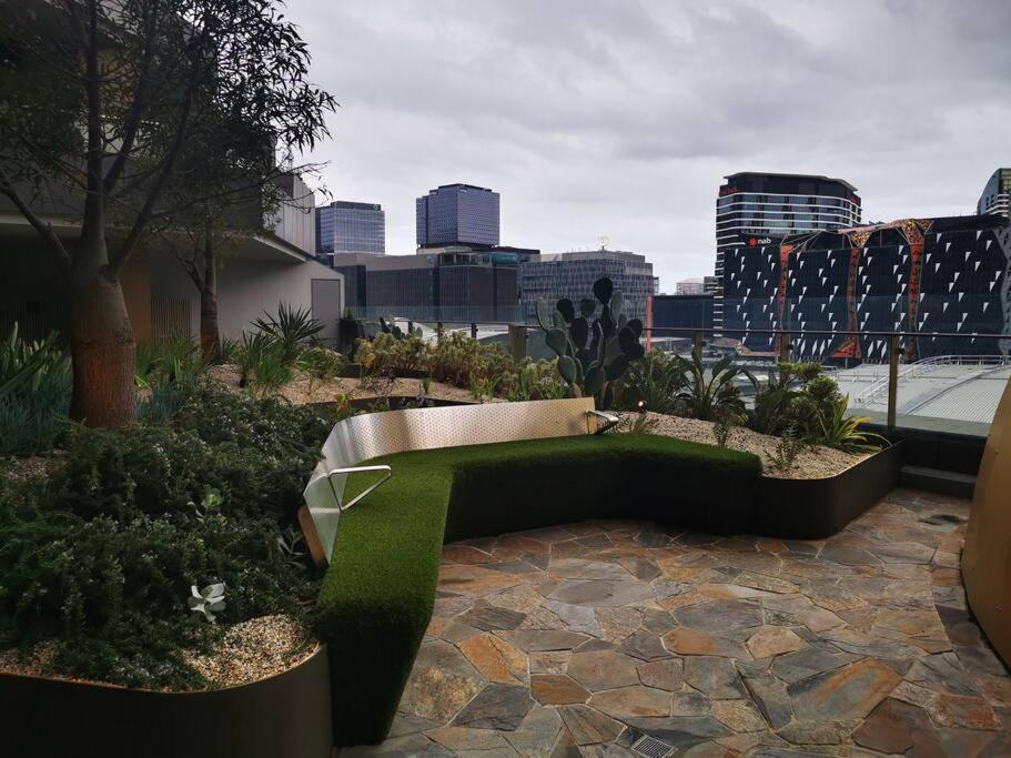 Brand New 2BR Apt at Mel CBD
