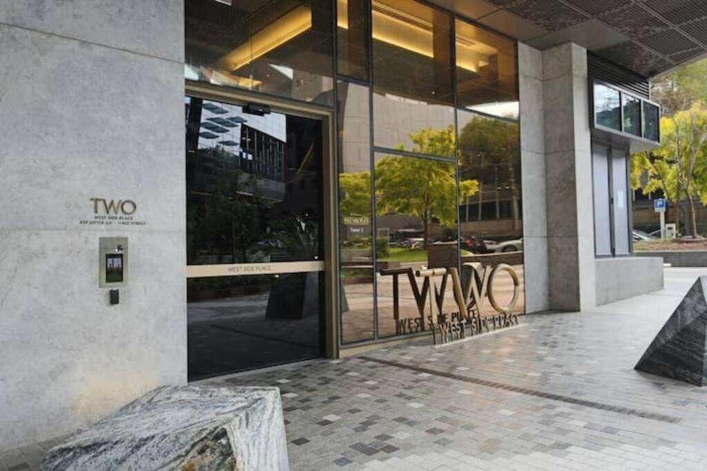 Brand New 2BR Apt at Mel CBD
