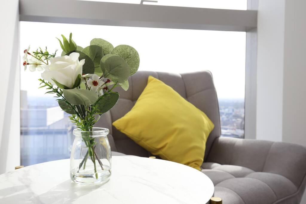 Brand New 2BR Apt at Mel CBD