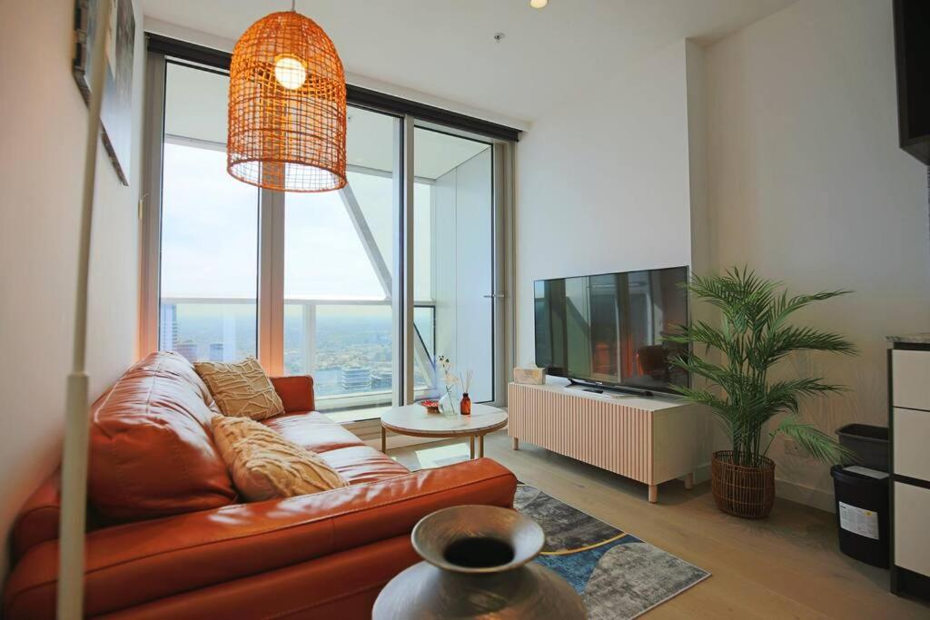 Brand New 2BR Apt at Mel CBD