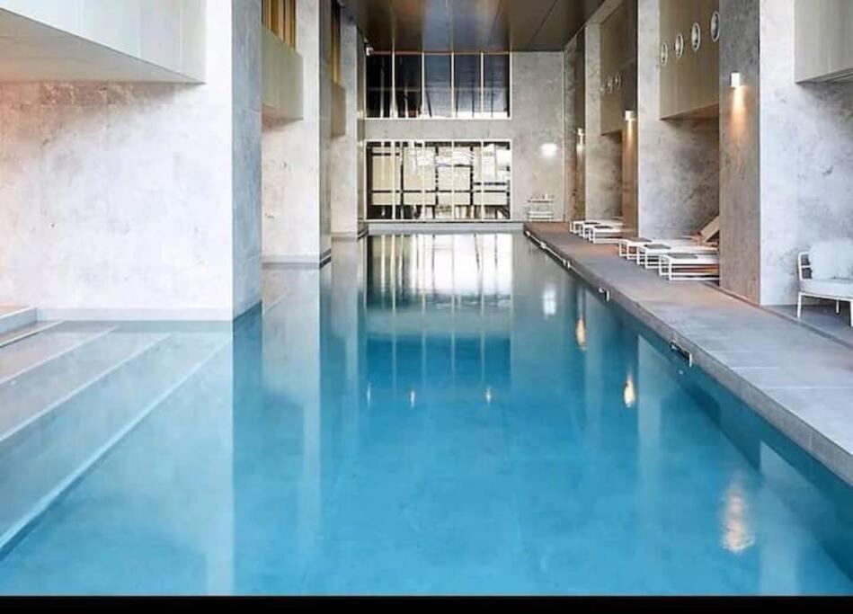 Brand New 2BR Apt at Mel CBD
