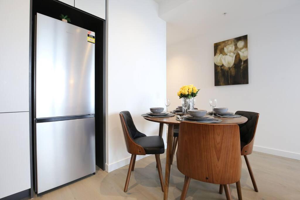 Brand New 2BR Apt at Mel CBD