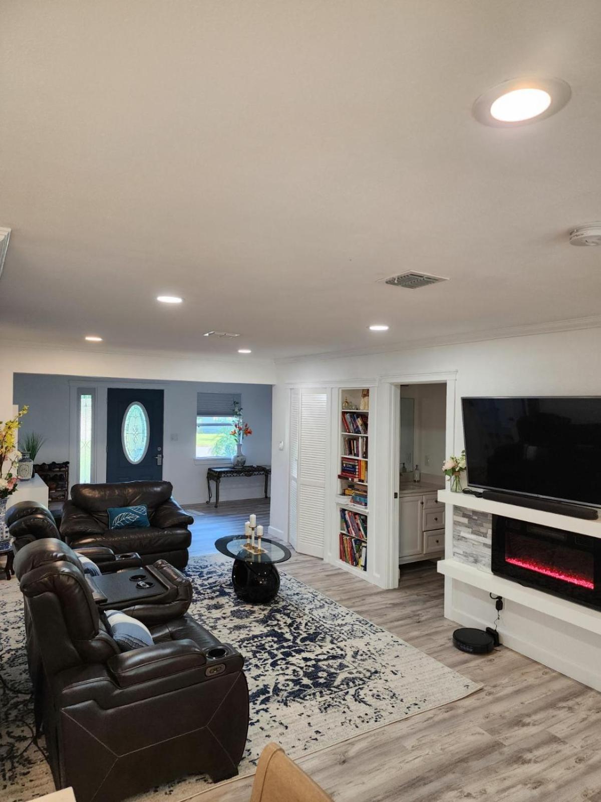 Spacious Bedroom with private workspace, ensuite bathroom - Room# 1 in SHARED house NO PET