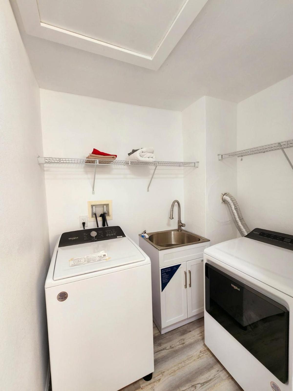 Spacious Bedroom with private workspace, ensuite bathroom - Room# 1 in SHARED house NO PET