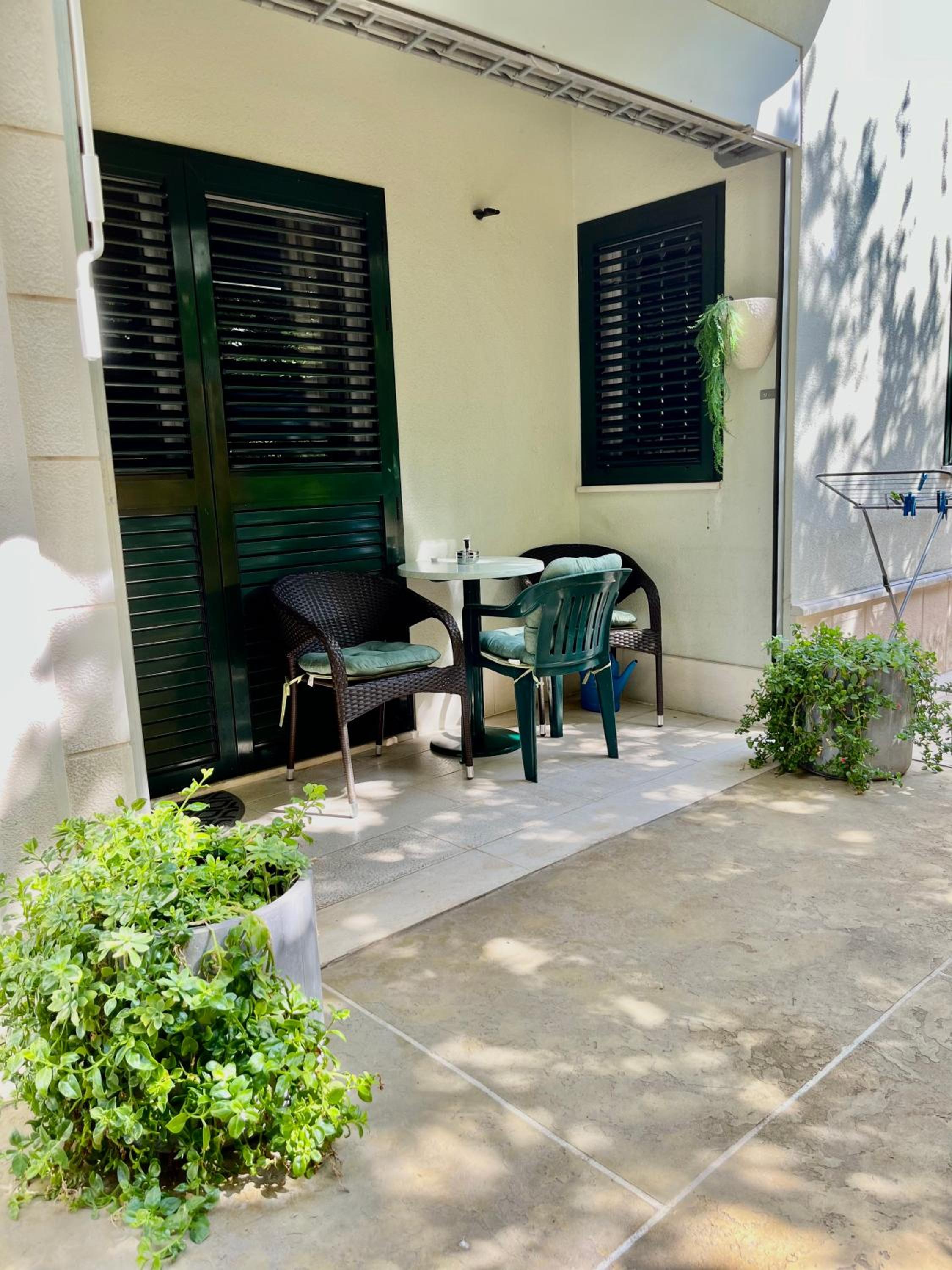 J&B - Beachside Studio Apartment view 5