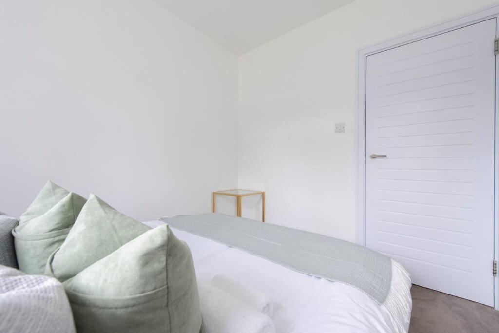 2 BR, Modern Urban Sanctuary 1CC - Cherrydeal