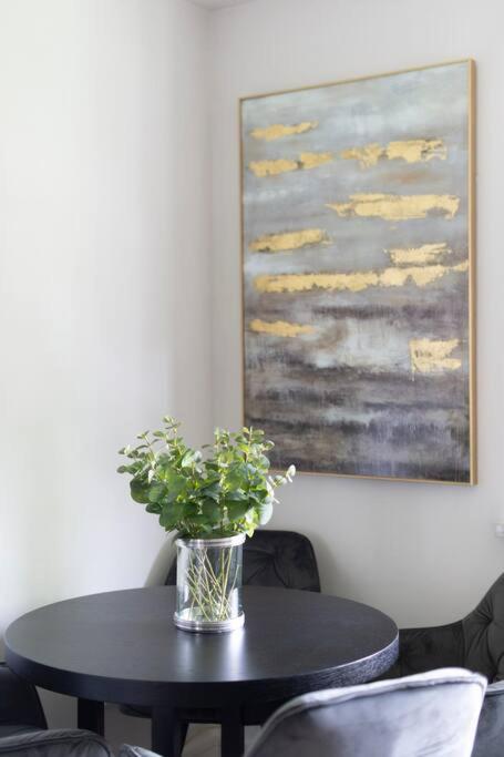 2 BR, Modern Urban Sanctuary 1CC - Cherrydeal