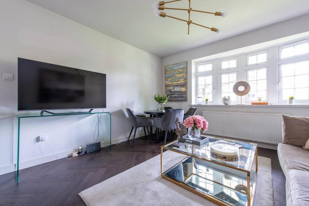 2 BR, Modern Urban Sanctuary 1CC - Cherrydeal