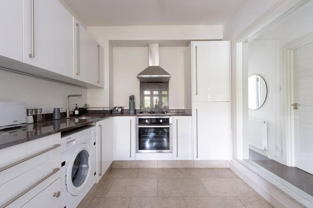 2 BR, Modern Urban Sanctuary 1CC - Cherrydeal