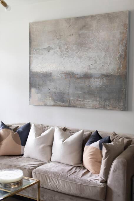 2 BR, Modern Urban Sanctuary 1CC - Cherrydeal