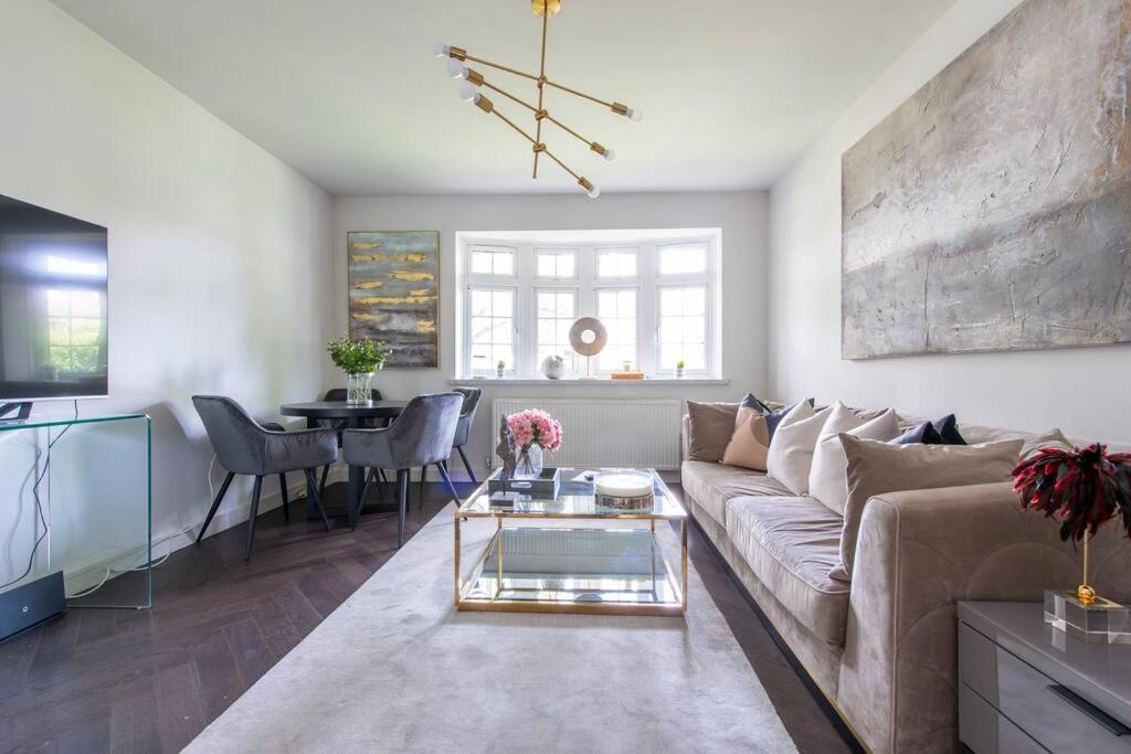 2 BR, Modern Urban Sanctuary 1CC - Cherrydeal