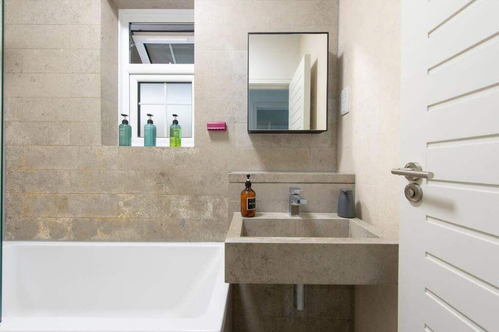 2 BR, Modern Urban Sanctuary 1CC - Cherrydeal
