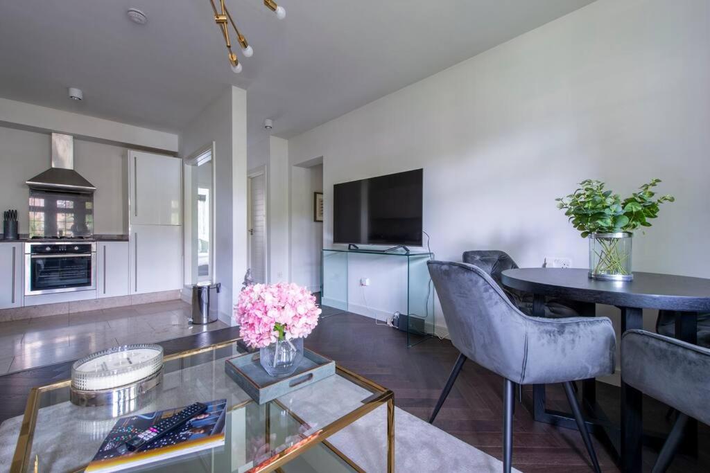 2 BR, Modern Urban Sanctuary 1CC - Cherrydeal